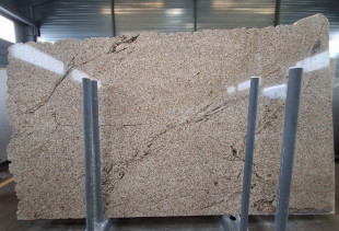 GRANITO AMARELO MACIEIRA